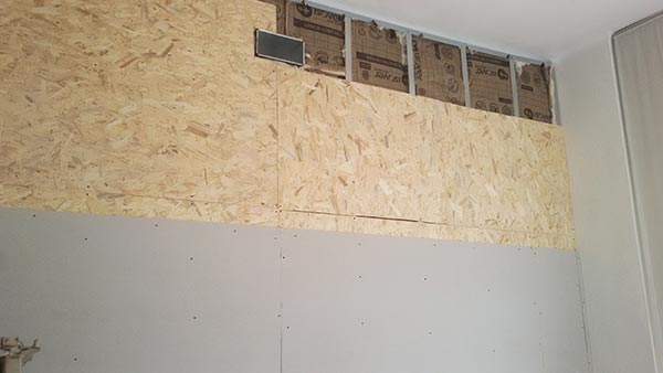 Parete ad isolamento termico e acustico con rinforzo in legno